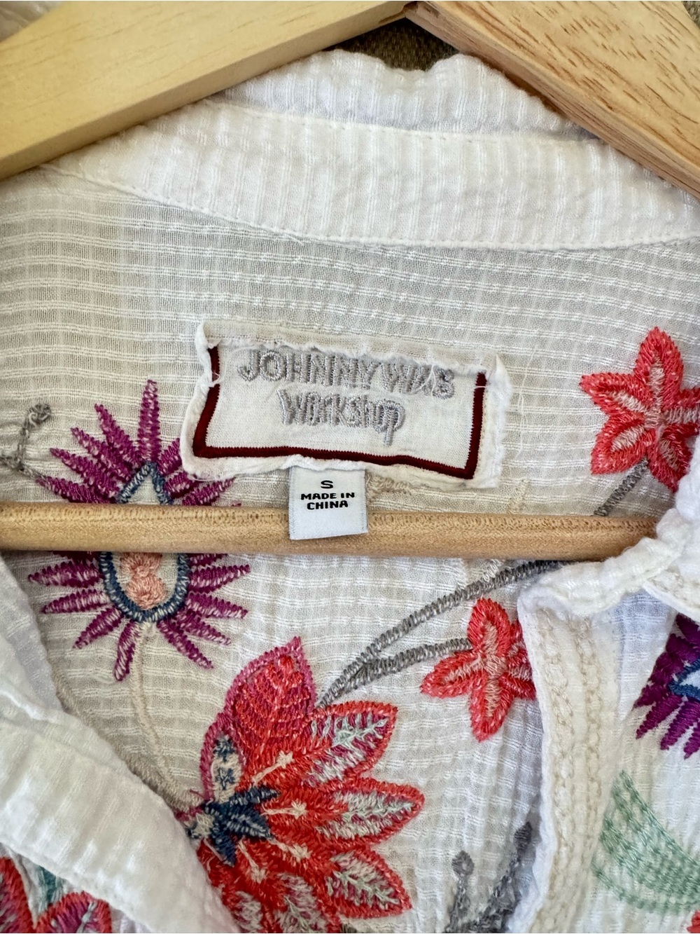 Johnny Was Workshop Embroidered Floral Shirt Size S White Boho Button Front - Picture 2 of 9